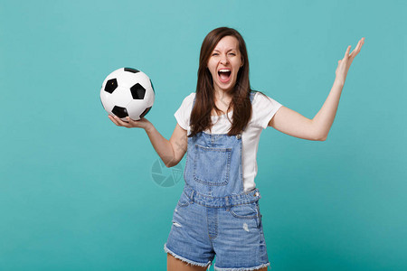疯狂尖叫的女孩足球迷振作起来支持最喜欢的球队图片