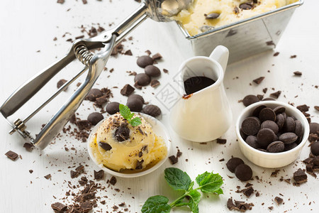 带巧克力的自制香草冰淇淋和巧克力图片