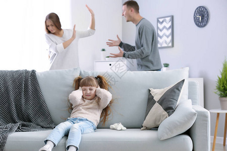 可怜的小女孩在她父母在家吵架图片
