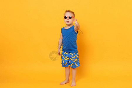 岁的小可爱男孩穿着蓝色海滩夏装图片