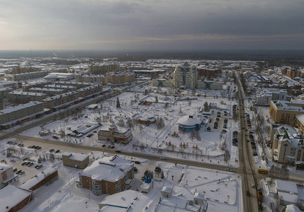 尤戈尔斯克市GazpromTransgazYugorsk公司的办公楼天线冬天图片