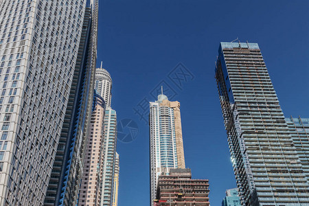 阿联酋首都迪拜的蓝色天空图片