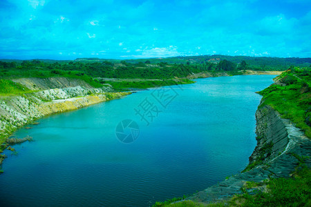 令人惊叹的全景岛印度尼西亚与美丽的湖和蓝天图片