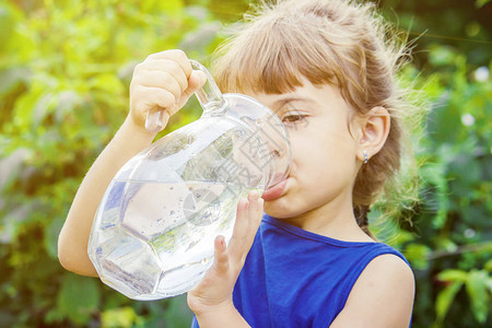儿童杯水选择聚焦儿童图片