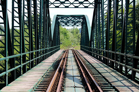 铁路轨道与多个生锈的螺母和螺栓连接图片