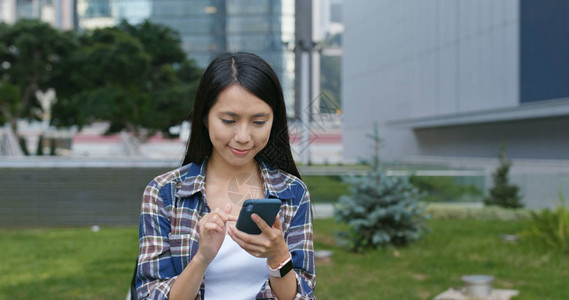 女人在城里看手机图片