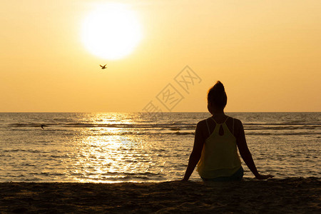 美女,太阳图片_美女,太阳素材_美女,太阳高清图片_摄图网图片下载_第