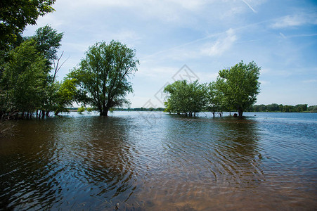村子里的春天洪水泛滥春天的洪水背景图片
