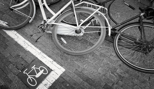 用文字签名请不要将自行车停在阿姆斯特丹的地板上背景图片