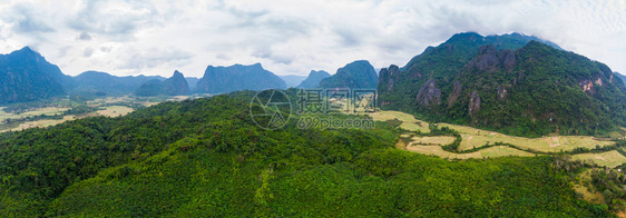 风云照耀的天空飞越了景色悬崖和岩石顶峰稻田谷令图片