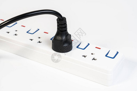 母电线插头和黑色公电线插头隔离在白色背景上白色便携式多插座开关和插图片