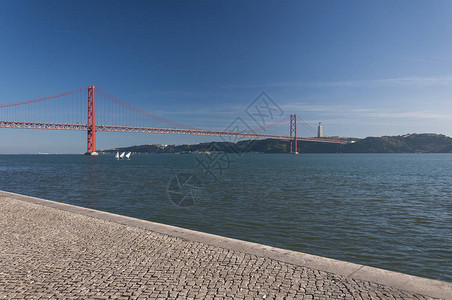 葡萄牙里斯本市背景的塔古斯河三艘小型帆船图片