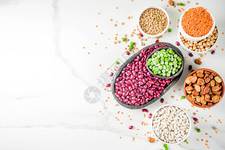 各种样的豆类豆类大豆鹰嘴豆扁豆青豆健康饮食概念植物蛋白色大理石背景复图片