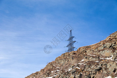 高压电后输电线路山上配电站图片