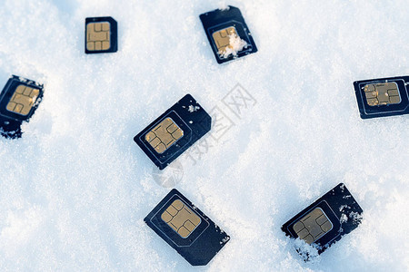 白雪SIM卡上冬季积雪的中丢出电话时有图片