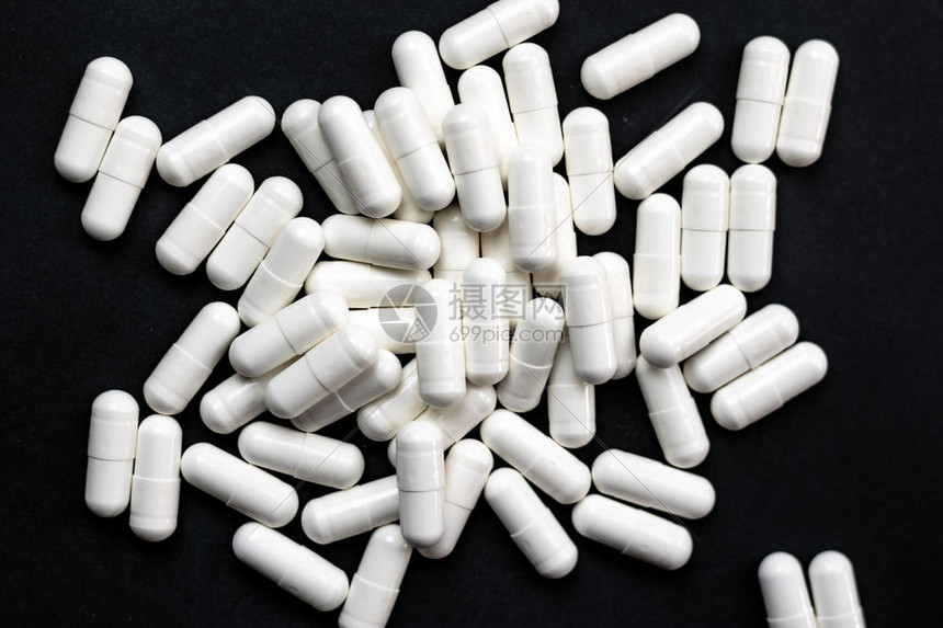 黑色表面上一堆药丸的特写镜头高清图片下载-正版图片505987297-摄图网