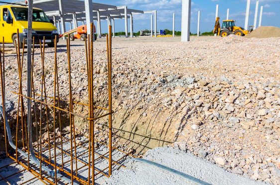 在建避雷线系统是防止工业建筑损坏的安全保护系统图片