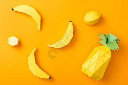手工造纸面柠檬香蕉和菠萝的顶部外观图片