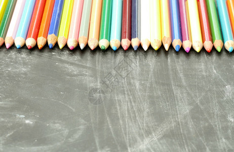 彩色绘画铅笔在教室黑板背景的图片