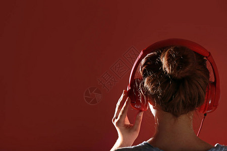 青年男性听音乐图片