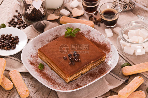 白色盘子上的提拉米苏蛋糕图片