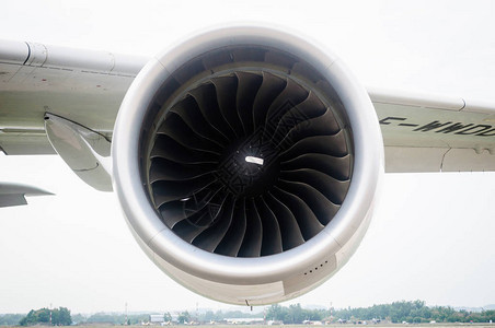 客机翼下的涡轮喷气发动机图片