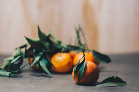 土木厨房桌边有叶子的曼达林柑橘水果图片