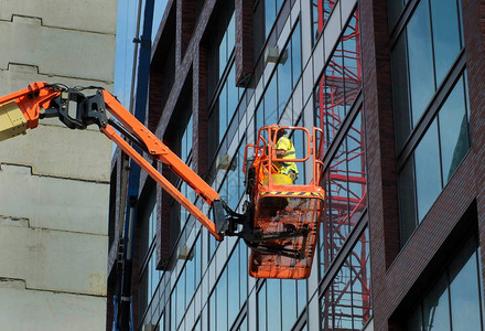 在一个大型现代建筑工地的橙色高架平台上的图片
