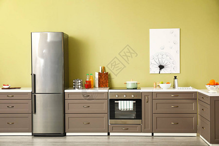 厨房内部的大现代冰箱图片