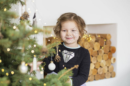 装饰圣诞树的小女孩圣诞节新年平安夜假期图片