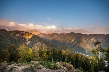 美丽的风景在山与在黎明在时间的山阿塞拜图片