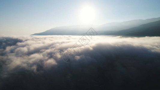 美丽的山顶和山谷的景象满是卷云与蓝天和明日对图片