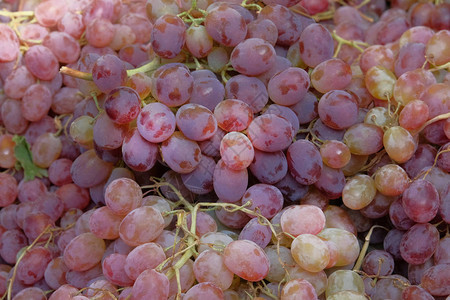 有机粉红葡萄在当地水果农贸市场出售收获后出售水果蔬菜水果中图片