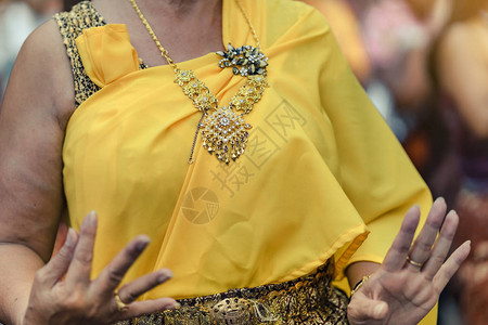 穿着泰国传统服装的美丽泰国妇女在Songkran节期间图片