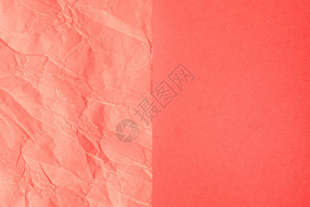 皱巴的橙色粉红色牛皮纸和普通纸在中心分开背景图片