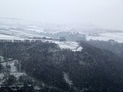 雪落在一个日耳边的一小分队里风景中落下的雪在图片