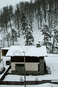 雪地里的酒店大楼图片