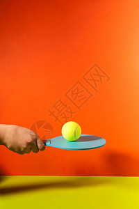 乒乓球手拍红色球图片