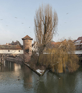 在德国纽伦堡Maxbrcke的PegnitzHenkersteg和Henkerhaus河上发现的著名的Weinstadl和Was图片