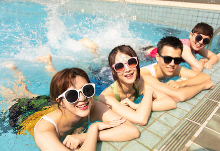 暑假在游泳池玩耍的快乐朋友图片