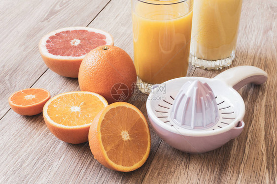 各种切柑橘水果手工再生机和一杯橙汁图片