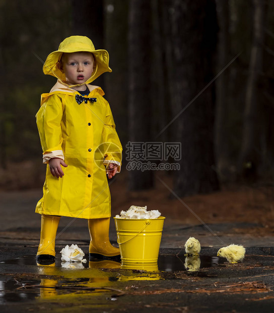 一个小孩在雨中玩耍而小妞图片