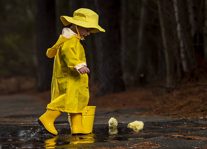 一个小孩在雨中玩耍而小妞图片