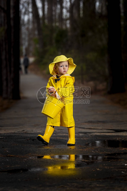 一个小孩在雨中玩耍而小妞图片