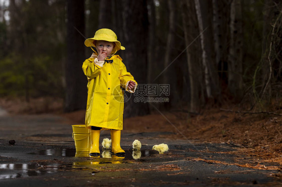 一个小孩在雨中玩耍而小妞图片