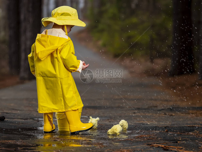 一个小孩在雨中玩耍而小妞图片