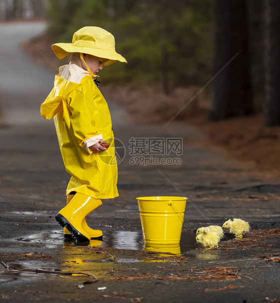 一个小孩在雨中玩耍而小妞图片