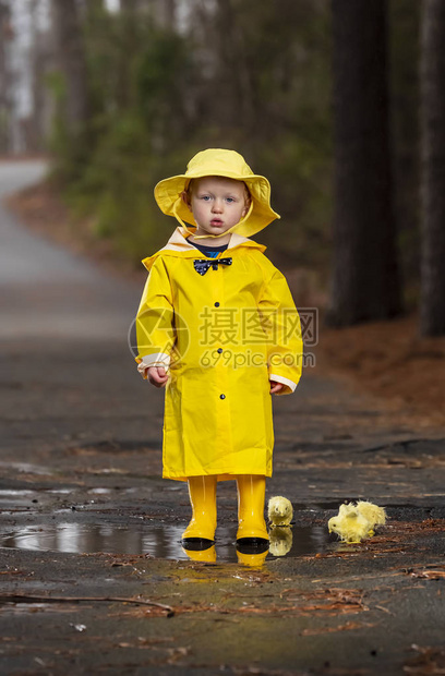 一个小孩在雨中玩耍而小妞图片