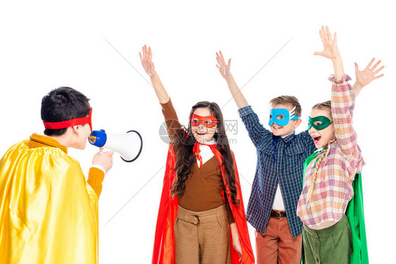 穿着超级英雄服装的快乐孩子举手图片