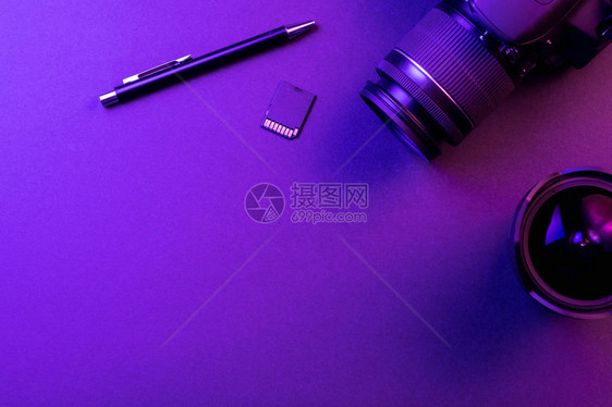 相机笔鱼眼镜和SD卡紫光工作空间顶部视图片